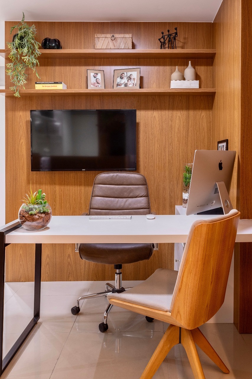 Consultation room at Spazio Essenza with modern wood and leather décor